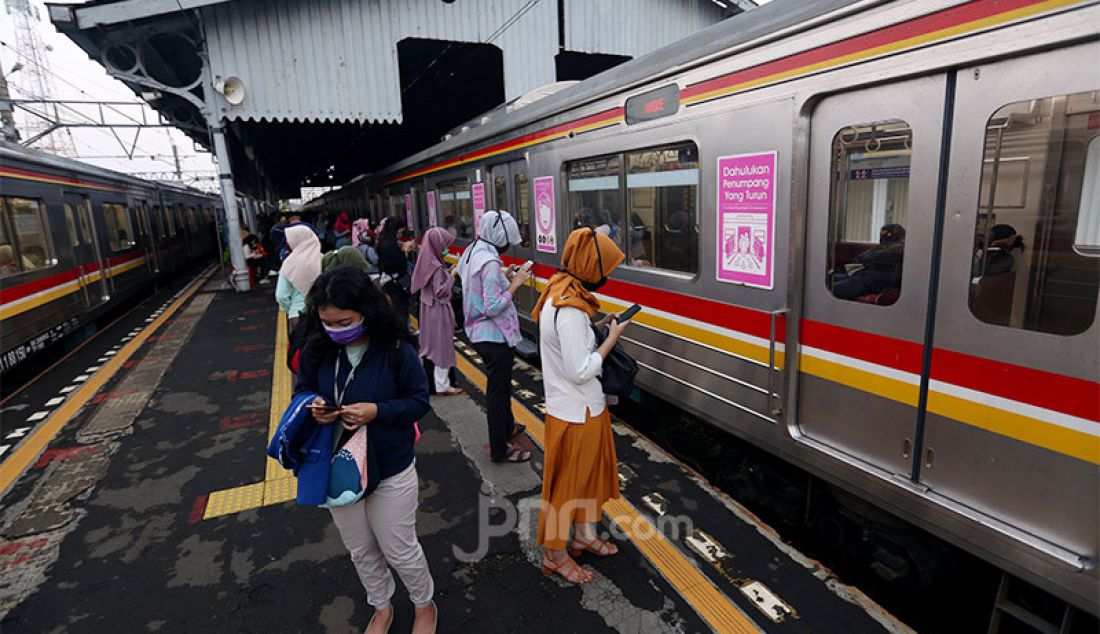 Petugas saat mengatur antrian penumpang KRL di Stasiun Bogor, Senin (13/7). PT Kereta Api Indonesia (KAI) (Persero) meminta pelonggaran aturan tentang kapasitas angkut maksimum Kereta Rel Listrik (KRL) Commuter Line dengan meningkatkan dari 45 persen menjadi 60 persen untuk mengurangi antrean calon penumpang di stasiun. - JPNN.com