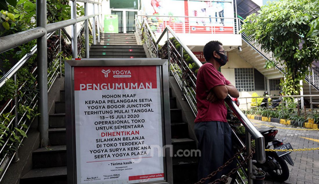 Papan pengumuman penutupan sementara terpasang di tangga masuk swalayan Yogya Bogor Junction,Senin (13/7). Manajemen Yogya Bogor Junction menuntup sementara dari tanggal 13-15 Juli 2020 pasca satu pegawai positif Covid-19. - JPNN.com