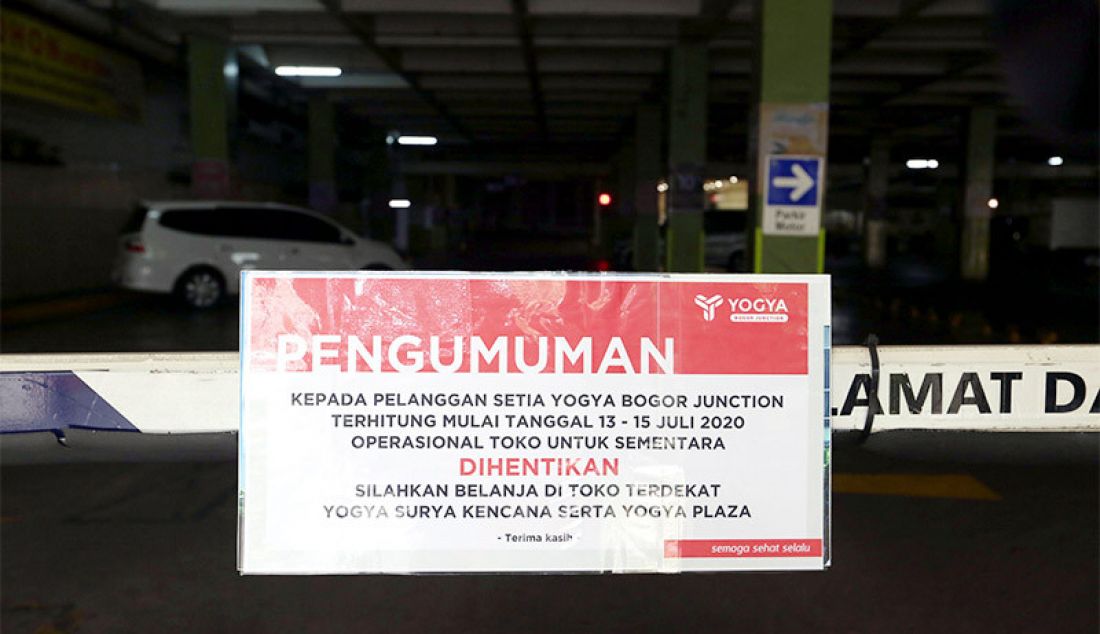 Papan pengumuman penutupan sementara terpasang d pintu masuk area parkir swalayan Yogya Bogor Junction, Senin (13/7). Manajemen Yogya Bogor Junction menuntup sementara dari tanggal 13-15 Juli 2020 pasca satu pegawai positif Covid-19. - JPNN.com