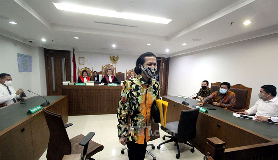 Direktur Utama PT Karya Citra Nusantara (KCN) Widodo Setiadi (batik hitam) hadir saat sidang Penundaan Kewajiban Pembayaran Utang (PKPU) di Pengadilan Negeri Jakarta Pusat, Senin (13/7). Hakim kembali penundaan sidang dikarenakan belum menerima salinan perdamaian yang diajukan debitur. - JPNN.com