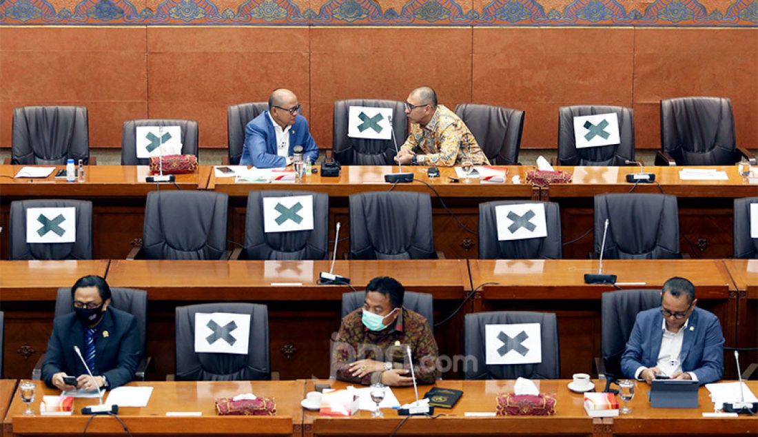 Suasana rapat dengan pendapat dengan Komisi VI DPR dengan Dirut Garuda Indonesia Irfan Setiaputra, Jakarta, Selasa (14/7). Rapat tersebut membahas terkait BUMN Penerima Data Talangan Tahun Anggaran 2020. - JPNN.com