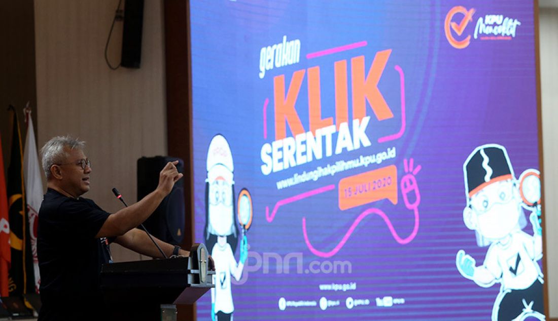 Ketua KPU Arief Budiman pada peluncuran Gerakan Klik Serentak (GKS) melalui www.lindungihakpilihmu.kpu.go.id di Kantor KPU, Jakarta, Rabu (15/7). Peluncuran GKS ini untuk meningkatkan kualitas daftar pemilih Pemilihan Serentak 2020. - JPNN.com