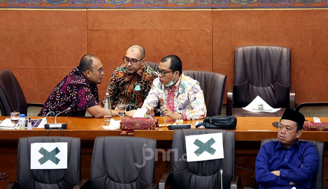 Sejumlah anggota Komisi V DPR mengikuti rapat kerja dengan Menteri BUMN Erick Thohir, Jakarta, Rabu (15/7). Rapat tersebut membahas Penyertaan Modal Negara Tahun 2020 sesuai Perpres No. 54 Tahun 2020 tentang Perubahan Postur dan rincian APBN TA 2020, Pandangan Poksi-poksi tentang PMN Tahun 2020, Pencairan Hutang Pemerintah kepada BUMN TA 2020 dan Dana talangan TA 2020 dan tindaklanjut kesimpulan RDP Komisi VI dengan Mitra di Masa Sidang III dan IV TS 2019-2020. - JPNN.com