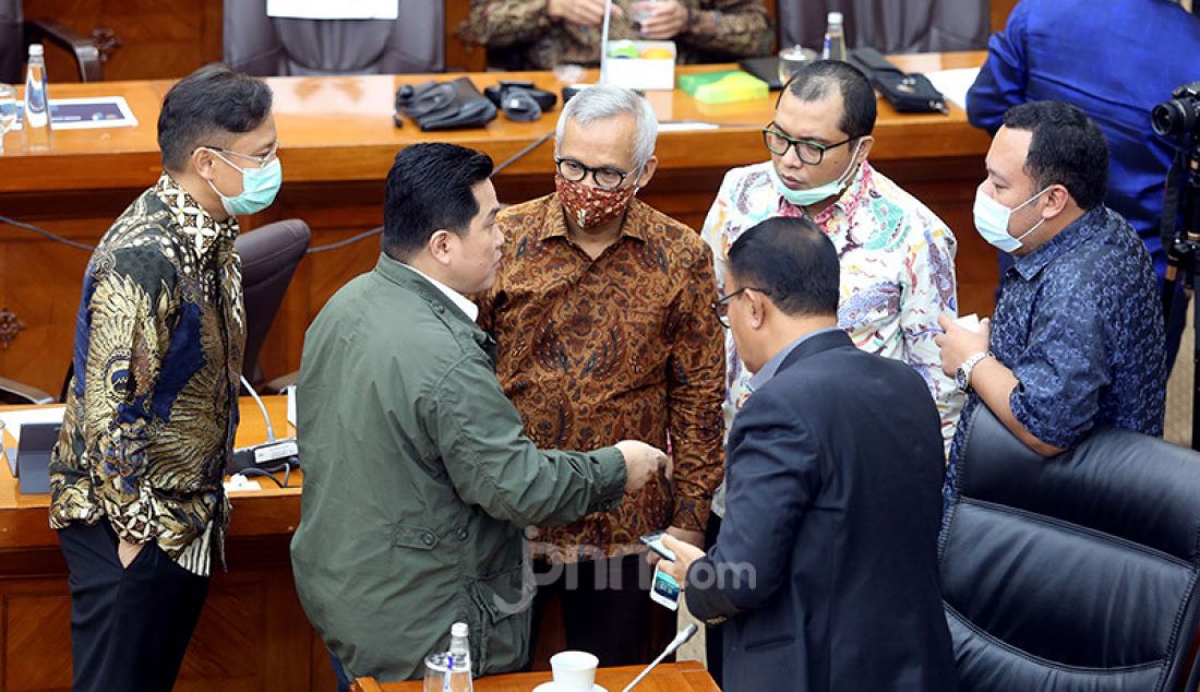 Sejumlah anggota Komisi V DPR mengikuti rapat kerja dengan Menteri BUMN Erick Thohir, Jakarta, Rabu (15/7). Rapat tersebut membahas Penyertaan Modal Negara Tahun 2020 sesuai Perpres No. 54 Tahun 2020 tentang Perubahan Postur dan rincian APBN TA 2020, Pandangan Poksi-poksi tentang PMN Tahun 2020, Pencairan Hutang Pemerintah kepada BUMN TA 2020 dan Dana talangan TA 2020 dan tindaklanjut kesimpulan RDP Komisi VI dengan Mitra di Masa Sidang III dan IV TS 2019-2020. - JPNN.com