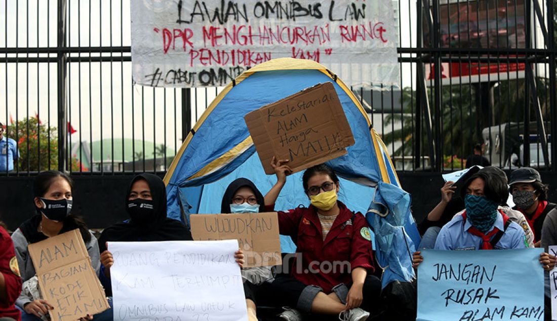 Sekelompok Mahasiswa Pencinta Alam (Mapala) melakukan aksi unjuk rasa damai di depan pintu gerbang Gedung DPR, Rabu (15/7). Mereka menolak Omnibus Law, Undang-Undang Cipta Lapangan Kerja (UU Cilaka). Mapala juga meminta DPR Stop Melayani Koorporasi dan Stop Korbankan Alam untuk keuntungan Oligarki. - JPNN.com