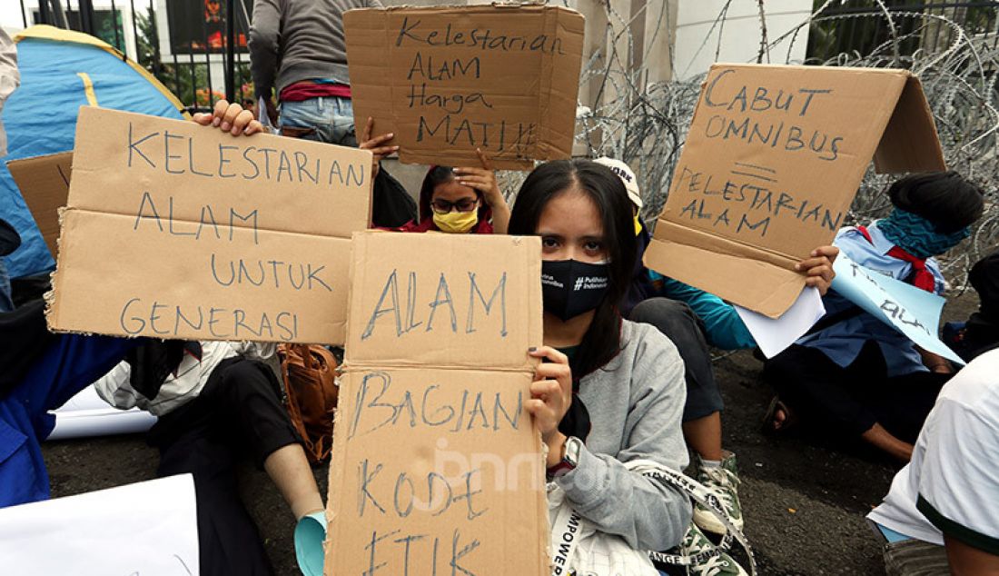 Sekelompok Mahasiswa Pencinta Alam (Mapala) melakukan aksi unjuk rasa damai di depan pintu gerbang Gedung DPR, Rabu (15/7). Mereka menolak Omnibus Law, Undang-Undang Cipta Lapangan Kerja (UU Cilaka). Mapala juga meminta DPR Stop Melayani Koorporasi dan Stop Korbankan Alam untuk keuntungan Oligarki. - JPNN.com