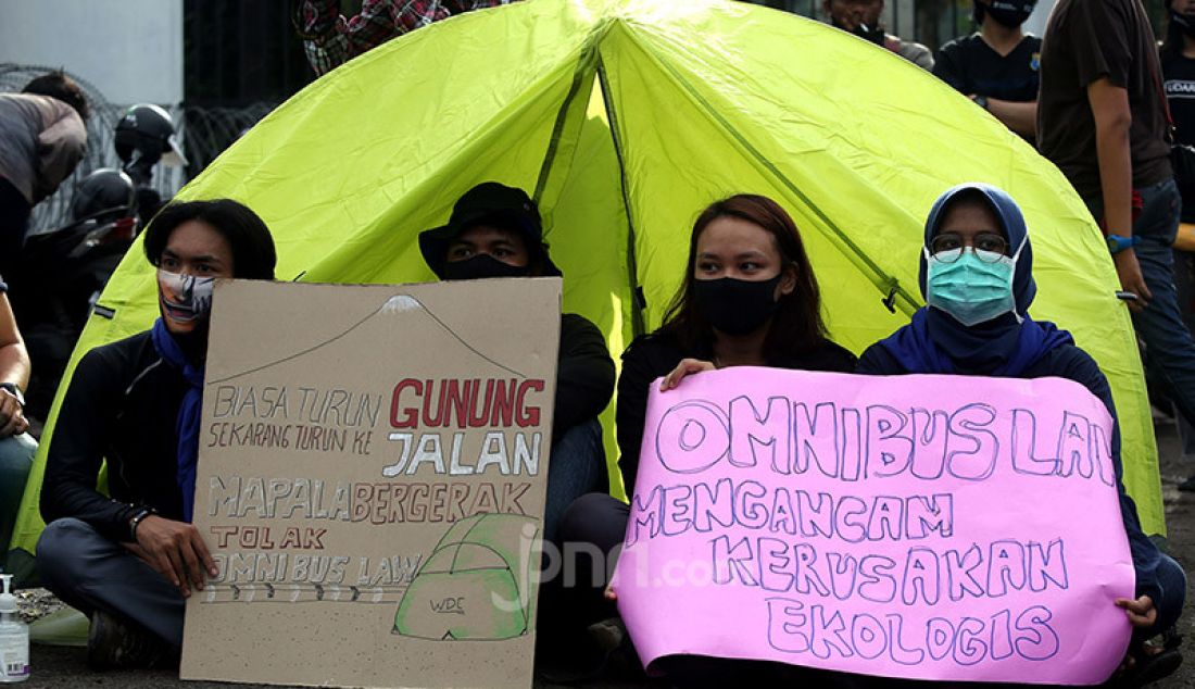 Sekelompok Mahasiswa Pencinta Alam (Mapala) melakukan aksi unjuk rasa damai di depan pintu gerbang Gedung DPR, Rabu (15/7). Mereka menolak Omnibus Law, Undang-Undang Cipta Lapangan Kerja (UU Cilaka). Mapala juga meminta DPR Stop Melayani Koorporasi dan Stop Korbankan Alam untuk keuntungan Oligarki. - JPNN.com