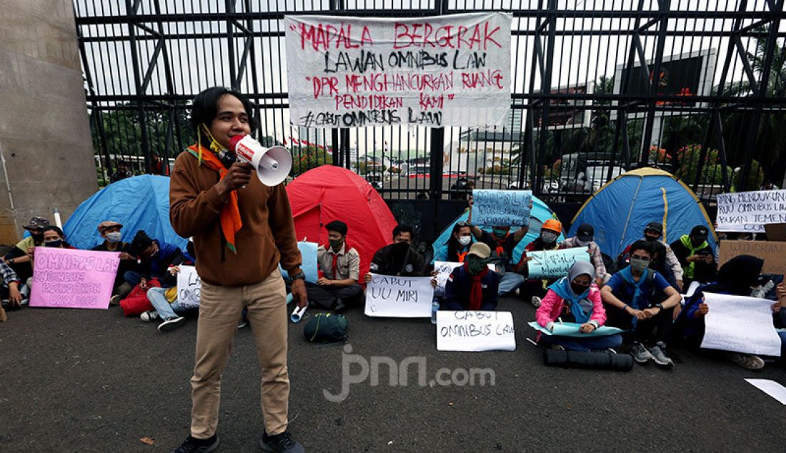 Sekelompok Mahasiswa Pencinta Alam (Mapala) melakukan aksi unjuk rasa damai di depan pintu gerbang Gedung DPR, Rabu (15/7). Mereka menolak Omnibus Law, Undang-Undang Cipta Lapangan Kerja (UU Cilaka). Mapala juga meminta DPR Stop Melayani Koorporasi dan Stop Korbankan Alam untuk keuntungan Oligarki. - JPNN.com