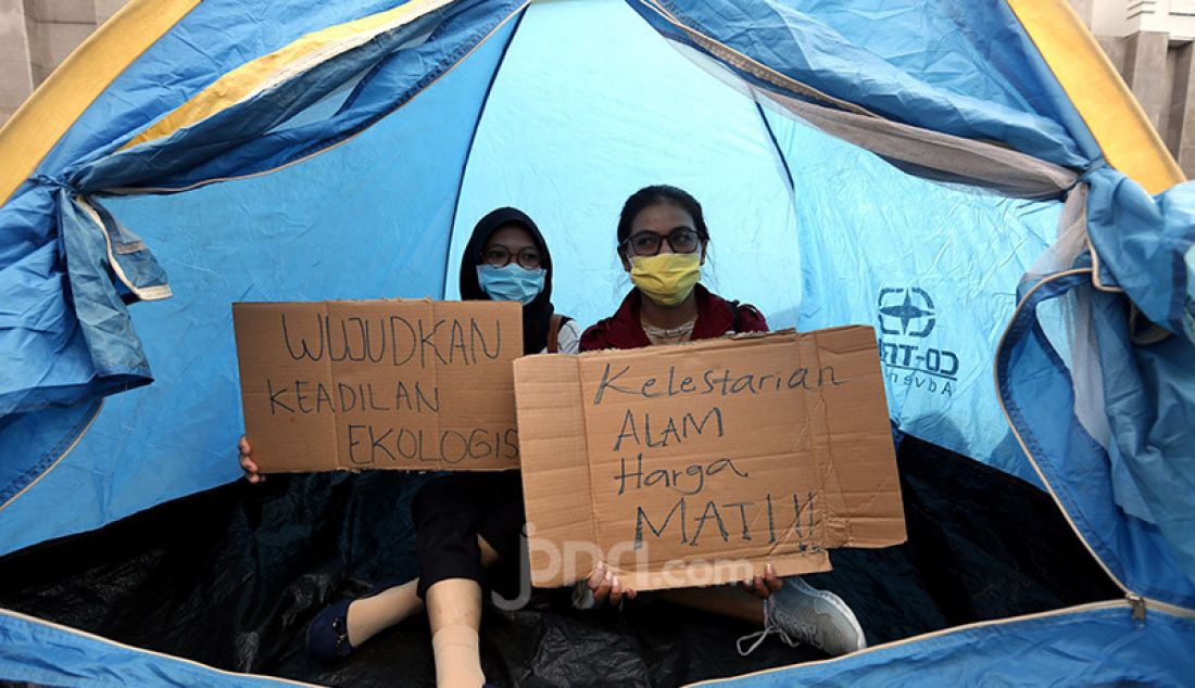 Sekelompok Mahasiswa Pencinta Alam (Mapala) melakukan aksi unjuk rasa damai di depan pintu gerbang Gedung DPR, Rabu (15/7). Mereka menolak Omnibus Law, Undang-Undang Cipta Lapangan Kerja (UU Cilaka). Mapala juga meminta DPR Stop Melayani Koorporasi dan Stop Korbankan Alam untuk keuntungan Oligarki. - JPNN.com