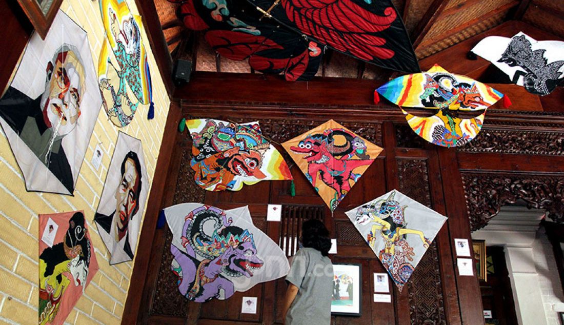 Pengunjung saat melihat-lihat karya seni di Museum Layang-Layang kawasan Fatmawati, Jakarta, Rabu (15/7). Museum dengan lebih dari 500 jenis layang-layang dari 32 provinsi di Indonesia ini kembali dibuka setelah tiga bulan tutup akibat Pembatasan Sosial Berskala Besar (PSBB). - JPNN.com