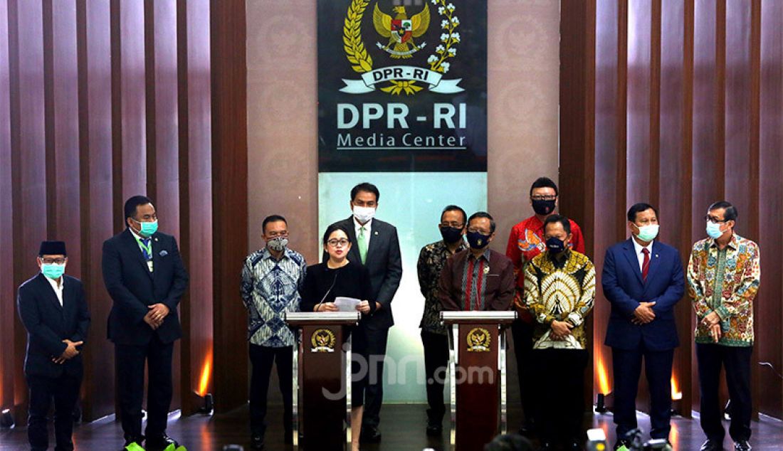 Ketua DPR Puan Maharani bersama Menkopolhukam Mahfud MD memberikan keterangan pers terkait RUU HIP di Gedung DPR, Jakarta, Kamis (16/7). Pemerintah menyampaikan surat Presiden dan Draft RUU BPIP kepada DPR sebagai pengganti RUU HIP. - JPNN.com