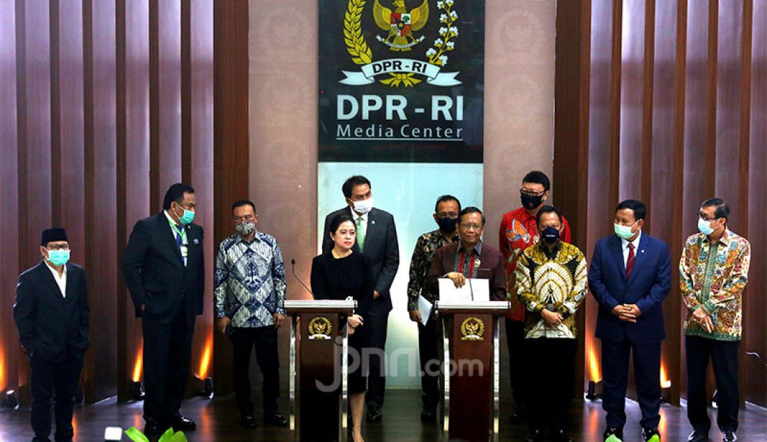 Ketua DPR Puan Maharani bersama Menkopolhukam Mahfud MD memberikan keterangan pers terkait RUU HIP di Gedung DPR, Jakarta, Kamis (16/7). Pemerintah menyampaikan surat Presiden dan Draft RUU BPIP kepada DPR sebagai pengganti RUU HIP. - JPNN.com