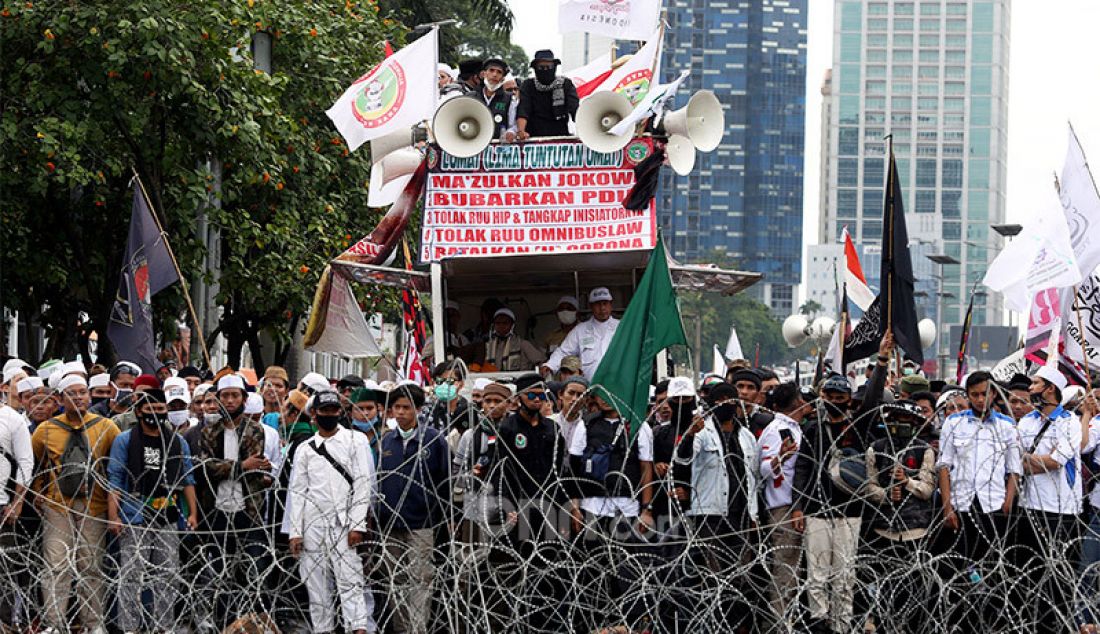 Massa yang tergabung dalam Gabungan Serikat Buruh Indonesia (GSBI), Front Perjuangan Rakyat (FPR), dan Kongres Aliansi Serikat Buruh Indonesia (KASBI) menggelar aksi menolak Omnibus Law secara keseluruhan di depan Gedung DPR, Jakarta, Kamis (16/7). - JPNN.com