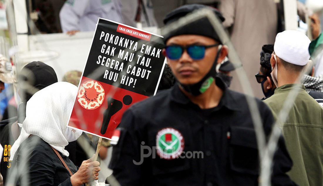 Massa yang tergabung dalam Gabungan Serikat Buruh Indonesia (GSBI), Front Perjuangan Rakyat (FPR), dan Kongres Aliansi Serikat Buruh Indonesia (KASBI) menggelar aksi menolak Omnibus Law secara keseluruhan di depan Gedung DPR, Jakarta, Kamis (16/7). - JPNN.com