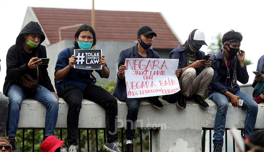 Massa yang tergabung dalam ormas Islam menggelar aksi menolak RUU HIP secara keseluruhan di depan Gedung DPR, Jakarta, Kamis (16/7). - JPNN.com