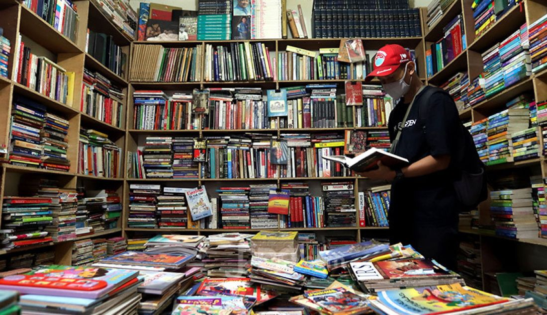 Pengunjung melihat-lihat koleksi buku di salah satu toko buku Blok M Square, Jakarta, Kamis (16/7). Pedagang mengaku penjualan buku Tahun ajaran baru 2020 di tengah pendemi COVID-19 telah membuat pendapatan mengalami penurunan hingga 50 persen. - JPNN.com