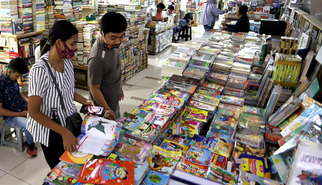 Pengunjung melihat-lihat koleksi buku di salah satu toko buku Blok M Square, Jakarta, Kamis (16/7). Pedagang mengaku penjualan buku Tahun ajaran baru 2020 di tengah pendemi COVID-19 telah membuat pendapatan mengalami penurunan hingga 50 persen. - JPNN.com