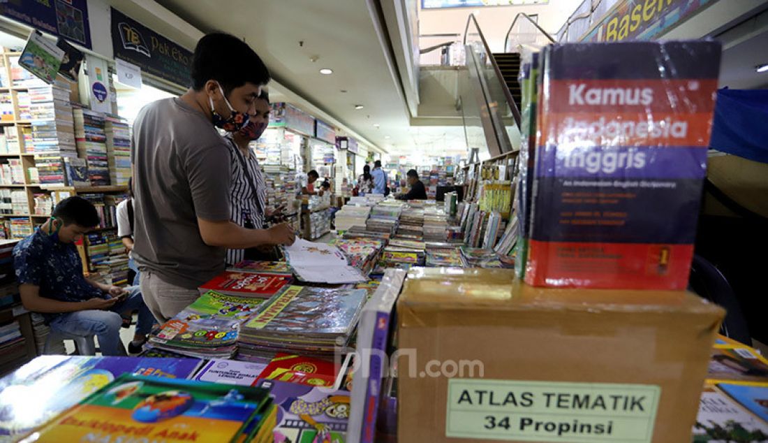 Pengunjung melihat-lihat koleksi buku di salah satu toko buku Blok M Square, Jakarta, Kamis (16/7). Pedagang mengaku penjualan buku Tahun ajaran baru 2020 di tengah pendemi COVID-19 telah membuat pendapatan mengalami penurunan hingga 50 persen. - JPNN.com