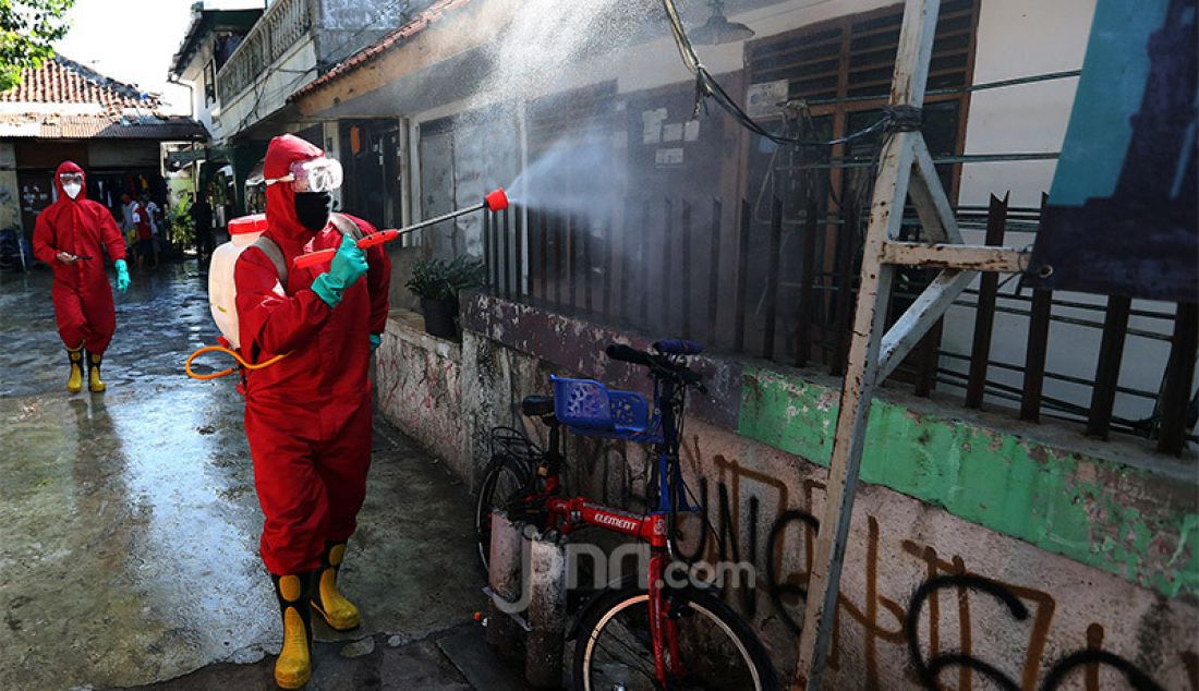 Petugas Pemadam Kebakaran melakukan penyemprotan cairan disinfektan di wilayah RT 07, Rw 04, Kelurahan Gunung Sahari Selatan, Jakarta, Jumat (17/7). Penyemprotan ini untuk mencegah penyebaran Covid-19 pasca bertambahnya 1 kasus positif Covid-19. - JPNN.com