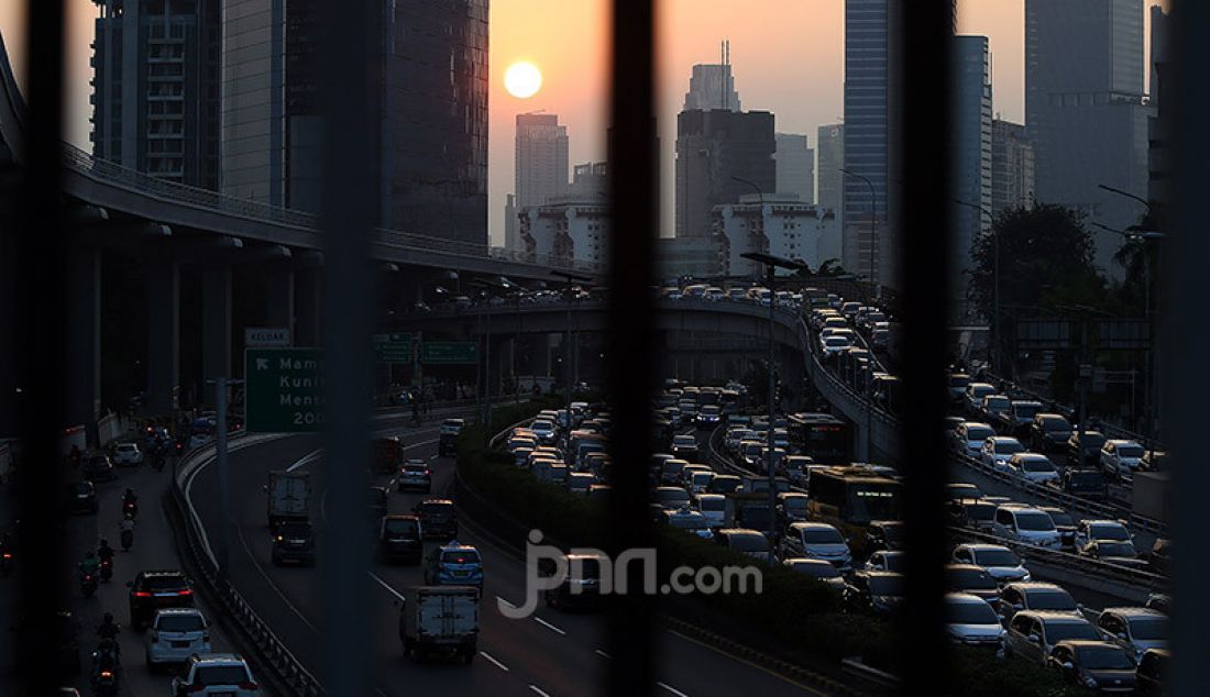 Suasana arus lalu lintas di Jalan Gatot Subroto, Jakarta, Jumat (17/7). Gubernur DKI Jakarta Anies Baswedan memperpanjang PSBB transisi fase I ke fase II selama 14 hari kedepan. PSBB transisi fase II akan berakhir pada 16 Juli. - JPNN.com