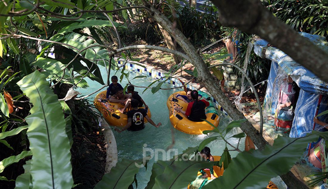 Pengunjung bermain wahana air di The Jungle Waterpark, Kota Bogor, Sabtu (18/7). Setelah empat bulan ditutup akibat terdampak pandemi COVID-19, wahana air tersebut dibuka kembali untuk umum dengan penerapan protokol kesehatan dan pembatasan jumlah pengunjung hingga 50 persen dari kapasitas normal. - JPNN.com