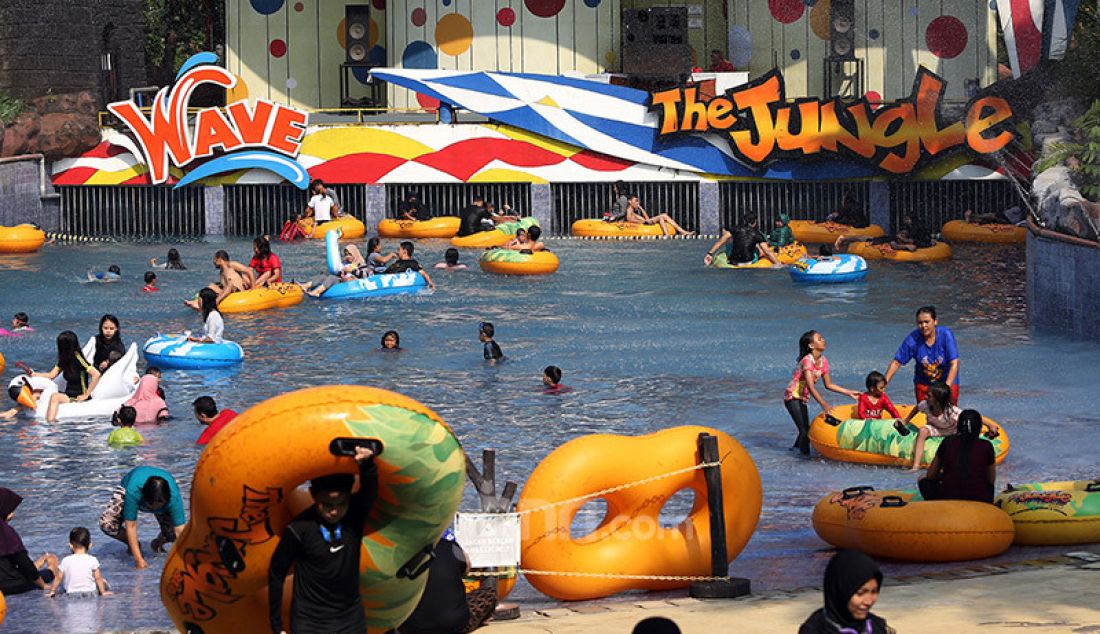 Pengunjung bermain wahana air di The Jungle Waterpark, Kota Bogor, Sabtu (18/7). Setelah empat bulan ditutup akibat terdampak pandemi COVID-19, wahana air tersebut dibuka kembali untuk umum dengan penerapan protokol kesehatan dan pembatasan jumlah pengunjung hingga 50 persen dari kapasitas normal. - JPNN.com