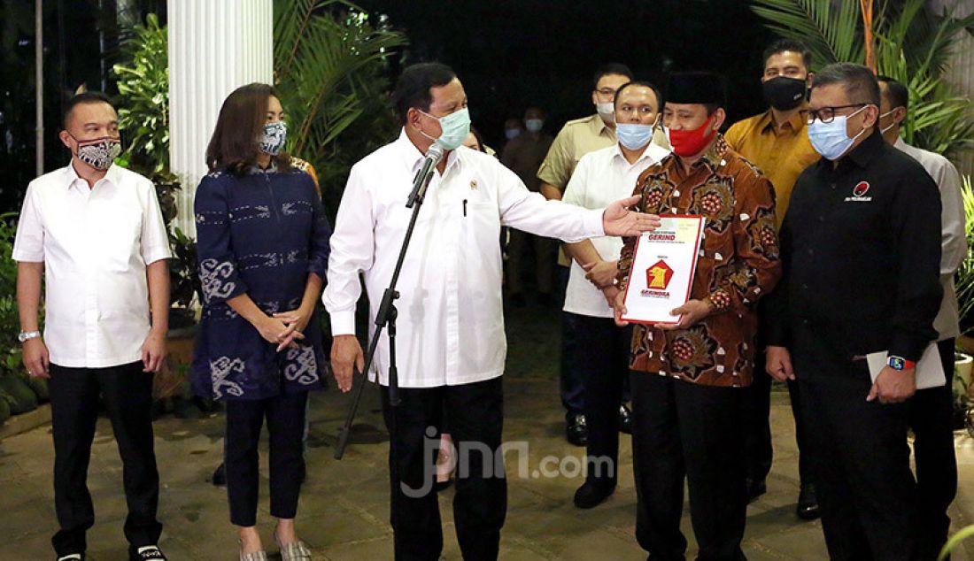 Ketua Umum Partai Gerindra Prabowo Subianto mengumumkan pasangan calon Wali kota dan wakil Wali kota Tangerang Selatan Muhammad dan Rahayu Saraswati Djojohadikusumo, Jakarta, Senin (20/7). - JPNN.com