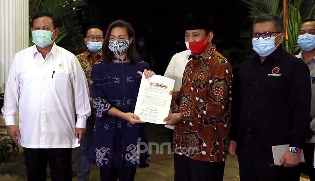 Ketua Umum Partai Gerindra Prabowo Subianto mengumumkan pasangan calon Wali kota dan wakil Wali kota Tangerang Selatan Muhammad dan Rahayu Saraswati Djojohadikusumo, Jakarta, Senin (20/7). - JPNN.com