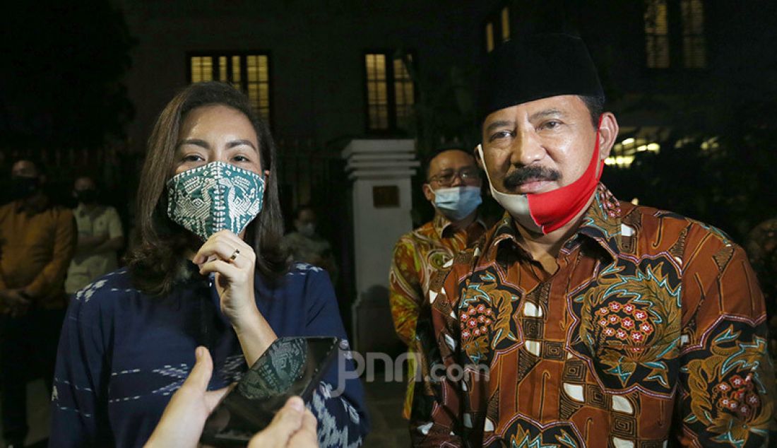 Muhammad dan Rahayu Saraswati Djojohadikusumo memberikan pernyataan usai pengumuman nama mereka sebagai pasangan calon Wali kota dan wakil Wali kota Tangerang Selatan, Jakarta, Senin (20/7). - JPNN.com