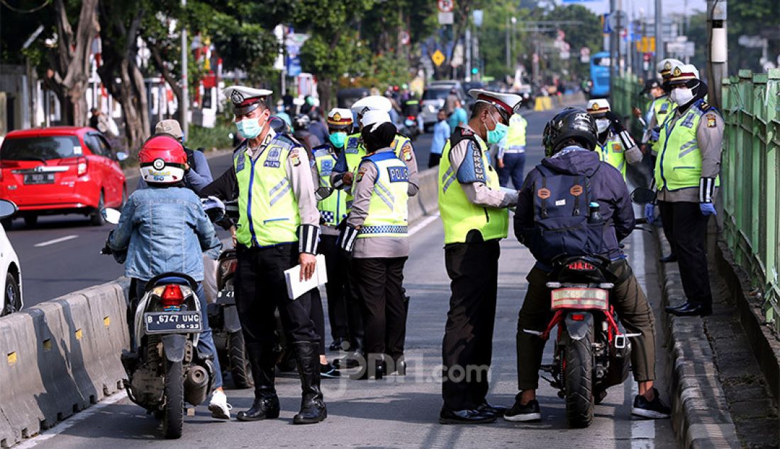 Sejumlah Polantas saat menilang pengendara roda dua yang masuk ke jalur busway juga melakukan tindak pelanggaran lainnya di Jalan Pasar Rumput Manggarai, Jakarta, Selasa (21/7). Kepolisian Lalu lintas akan menggelar Operasi Patuh Jaya 2020 bidang lalu lintas yang dimulai dari tanggal 23 Juli sampai 5 Agustus 2020 di seluruh Polda se-Indonesia. - JPNN.com