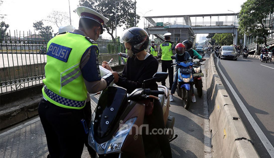 Sejumlah Polantas saat menilang pengendara roda dua yang masuk ke jalur busway juga melakukan tindak pelanggaran lainnya di Jalan Pasar Rumput Manggarai, Jakarta, Selasa (21/7). Kepolisian Lalu lintas akan menggelar Operasi Patuh Jaya 2020 bidang lalu lintas yang dimulai dari tanggal 23 Juli sampai 5 Agustus 2020 di seluruh Polda se-Indonesia. - JPNN.com