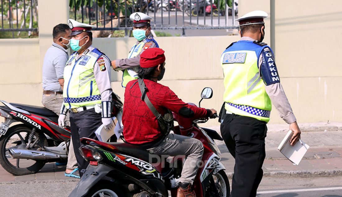 Sejumlah Polantas saat menilang pengendara roda dua yang masuk ke jalur busway juga melakukan tindak pelanggaran lainnya di Jalan Pasar Rumput Manggarai, Jakarta, Selasa (21/7). Kepolisian Lalu lintas akan menggelar Operasi Patuh Jaya 2020 bidang lalu lintas yang dimulai dari tanggal 23 Juli sampai 5 Agustus 2020 di seluruh Polda se-Indonesia. - JPNN.com