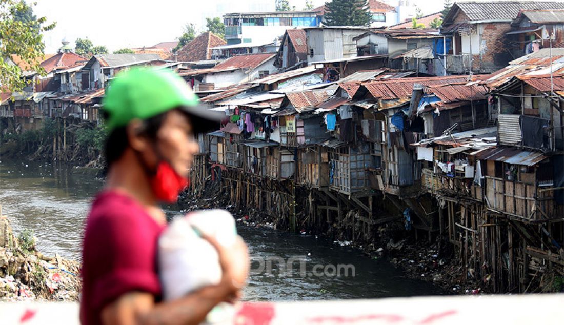 Aktivitas warga di bantaran sungai Ciliwung, Manggarai, Jakarta, Selasa (21/7). Badan Pusat Statistik (BPS) melaporkan terjadi peningkatan penduduk miskin dari 25,1 juta menjadi 26,4 juta pada periode Maret 2020. Secara persentase, jumlah penduduk miskin pada Maret 2020 tercatat sebesar 9,78 persen meningkat 0,56 poin persentase terhadap September 2019 dan meningkat 0,37 poin persentase terhadap Maret 2019. - JPNN.com