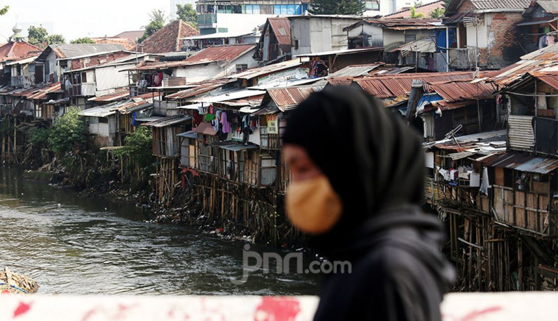 Aktivitas warga di bantaran sungai Ciliwung, Manggarai, Jakarta, Selasa (21/7). Badan Pusat Statistik (BPS) melaporkan terjadi peningkatan penduduk miskin dari 25,1 juta menjadi 26,4 juta pada periode Maret 2020. Secara persentase, jumlah penduduk miskin pada Maret 2020 tercatat sebesar 9,78 persen meningkat 0,56 poin persentase terhadap September 2019 dan meningkat 0,37 poin persentase terhadap Maret 2019. - JPNN.com