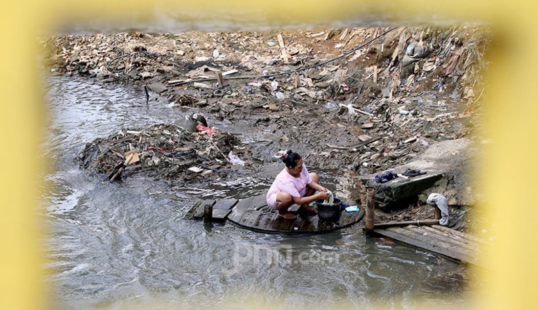 Aktivitas warga di bantaran sungai Ciliwung, Manggarai, Jakarta, Selasa (21/7). Badan Pusat Statistik (BPS) melaporkan terjadi peningkatan penduduk miskin dari 25,1 juta menjadi 26,4 juta pada periode Maret 2020. Secara persentase, jumlah penduduk miskin pada Maret 2020 tercatat sebesar 9,78 persen meningkat 0,56 poin persentase terhadap September 2019 dan meningkat 0,37 poin persentase terhadap Maret 2019. - JPNN.com