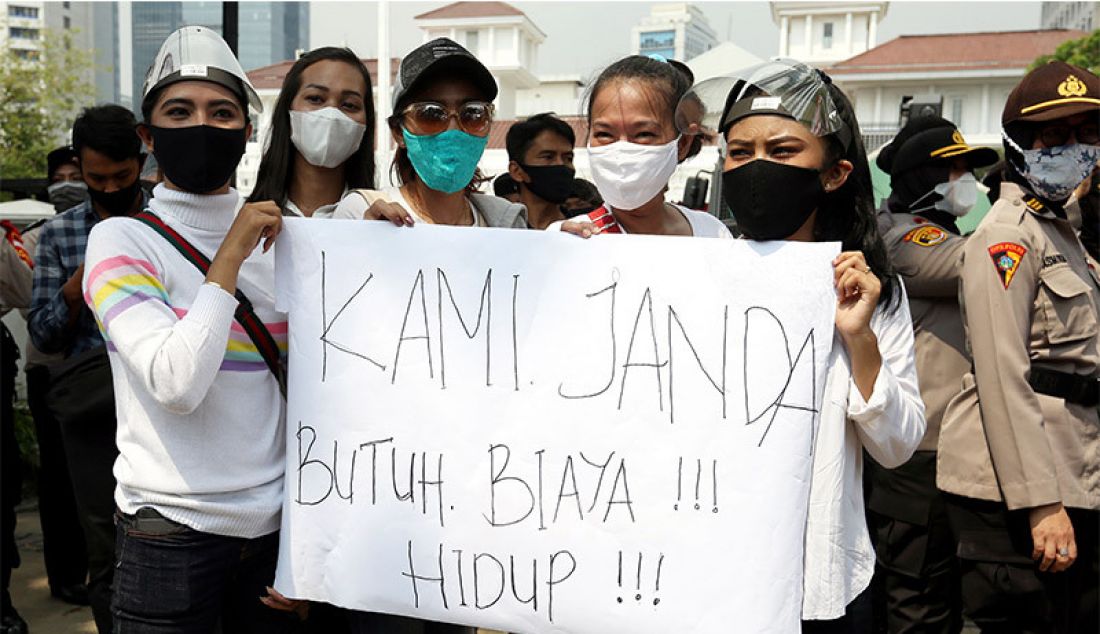 Ratusan massa pekerja hiburan malam melakukan aksi unjuk rasa di depan Balaikota, Jakarta, Selasa (21/7). Mereka menuntut Gubernur DKI Jakarta Anies Baswedan, untuk segera membuka tempat hiburan malam di Jakarta di era kenormalan baru. Pasalnya beberapa Mall dan Tempat Wisata Jakarta sudah buka. - JPNN.com