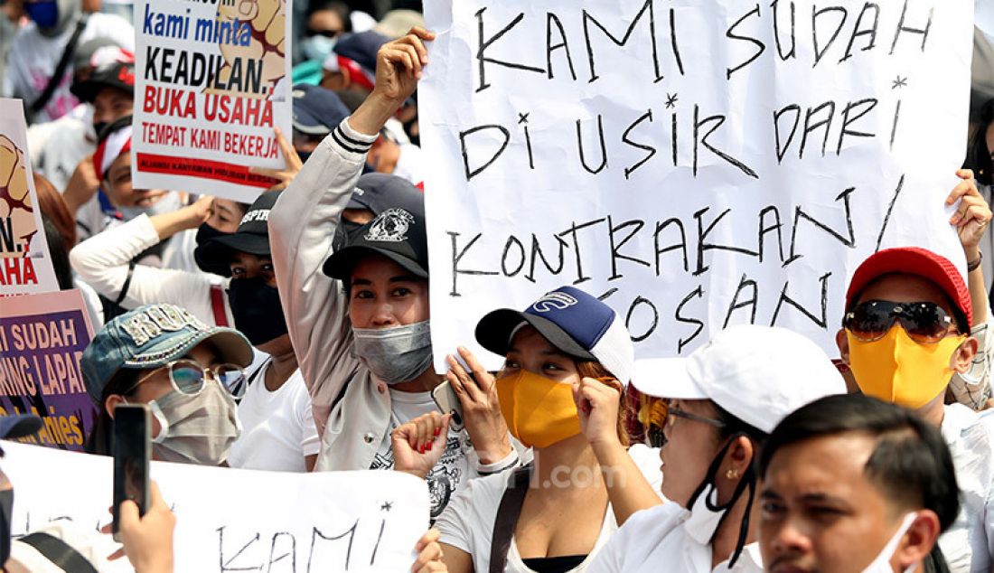 Ratusan massa pekerja hiburan malam melakukan aksi unjuk rasa di depan Balaikota, Jakarta, Selasa (21/7). Mereka menuntut Gubernur DKI Jakarta Anies Baswedan, untuk segera membuka tempat hiburan malam di Jakarta di era kenormalan baru. Pasalnya beberapa Mall dan Tempat Wisata Jakarta sudah buka. - JPNN.com