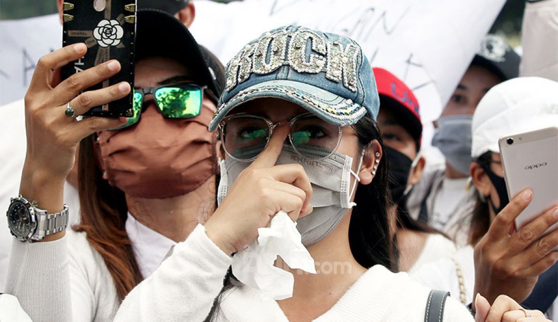 Ratusan massa pekerja hiburan malam melakukan aksi unjuk rasa di depan Balaikota, Jakarta, Selasa (21/7). Mereka menuntut Gubernur DKI Jakarta Anies Baswedan, untuk segera membuka tempat hiburan malam di Jakarta di era kenormalan baru. Pasalnya beberapa Mall dan Tempat Wisata Jakarta sudah buka. - JPNN.com