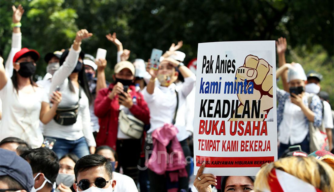 Ratusan massa pekerja hiburan malam melakukan aksi unjuk rasa di depan Balaikota, Jakarta, Selasa (21/7). Mereka menuntut Gubernur DKI Jakarta Anies Baswedan, untuk segera membuka tempat hiburan malam di Jakarta di era kenormalan baru. Pasalnya beberapa Mall dan Tempat Wisata Jakarta sudah buka. - JPNN.com