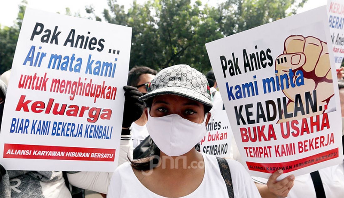 Ratusan massa pekerja hiburan malam melakukan aksi unjuk rasa di depan Balaikota, Jakarta, Selasa (21/7). Mereka menuntut Gubernur DKI Jakarta Anies Baswedan, untuk segera membuka tempat hiburan malam di Jakarta di era kenormalan baru. Pasalnya beberapa Mall dan Tempat Wisata Jakarta sudah buka. - JPNN.com