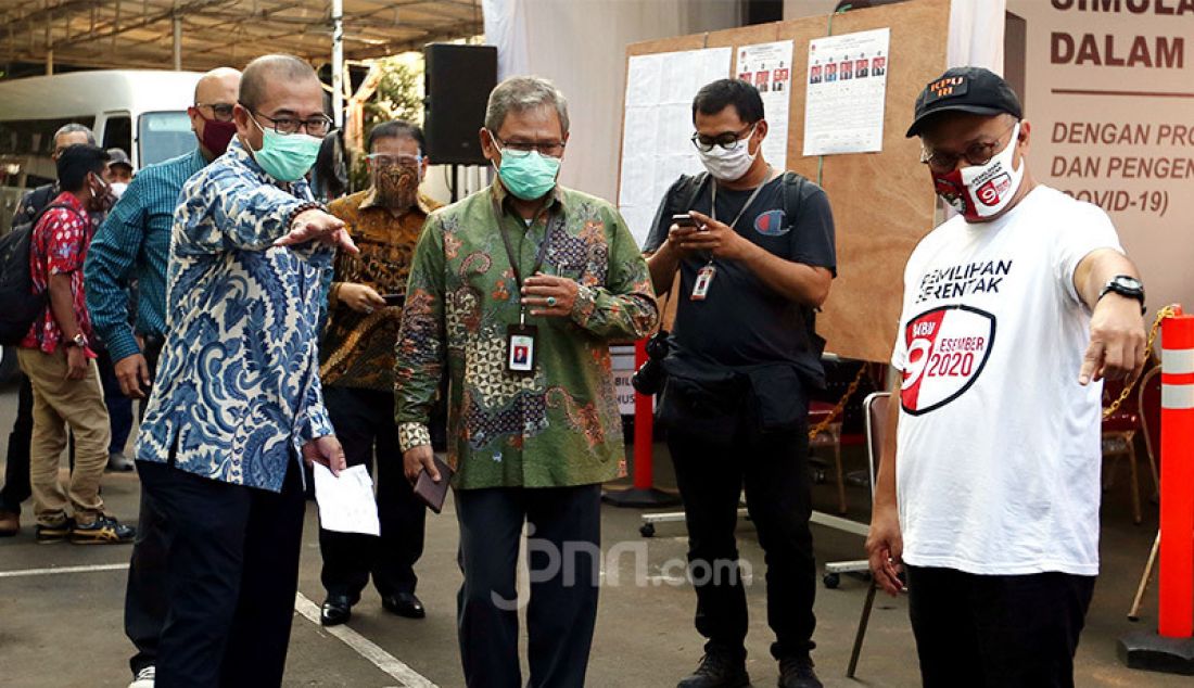 Ketua KPU Arief Budiman, Direktur Jenderal Pencegahan dan Pengendalian Penyakit (Dirjen P2P) Kementerian Kesehatan Achmad Yurianto dan Komisioner KPU RI Hasyim Asy'ari saat meninjau simulasi pemungutan suara pemilihan serentak 2020, Jakarta, Rabu (22/7). Simulasi tersebut digelar untuk memberikan edukasi kepada masyarakat terkait proses pemungutan dan penghitungan suara Pilkada serentak 2020 yang akan dilaksanakan pada 9 Desember 2020 dengan menerapkan protokol kesehatan COVID-19. - JPNN.com