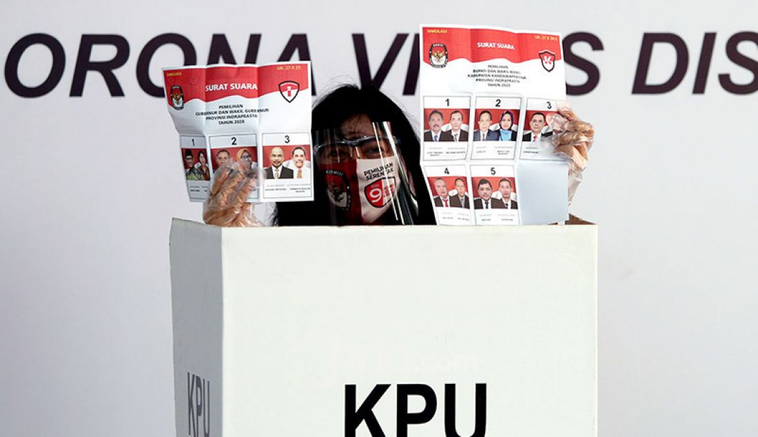 Suasana simulasi pemungutan suara pemilihan serentak 2020, Jakarta, Rabu (22/7). Simulasi tersebut digelar untuk memberikan edukasi kepada masyarakat terkait proses pemungutan dan penghitungan suara Pilkada serentak 2020 yang akan dilaksanakan pada 9 Desember 2020 dengan menerapkan protokol kesehatan COVID-19. - JPNN.com