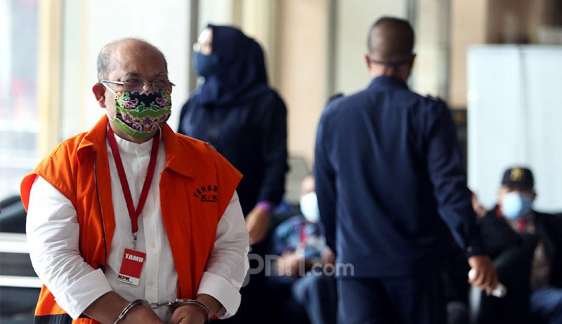 Bupati Kutai Timur nonaktif Ismunandar menjalani pemeriksaan di gedung KPK, Jakarta, Rabu (22/7). Ismunandar sebagai tersangka dalam kasus dugaan korupsi pengerjaan infrastruktur di lingkungan Pemkab Kutai Timur tahun 2019-2020. - JPNN.com