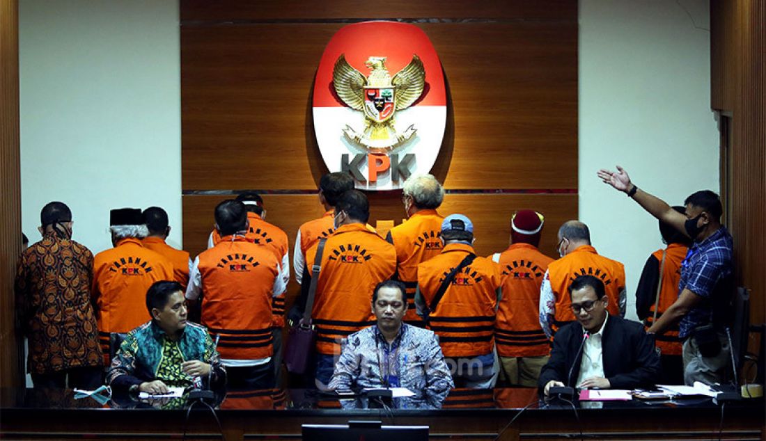 Wakil Ketua KPK Nurul Ghufron bersama Jubir KPK Ali Fikri memberikan keterangan pers penahanan tersangka baru di Gedung KPK, Jakarta, Rabu (22/7). Sebanyak 11 anggota DPRD Sumatera Utara resmi ditahan sebagai tersangka terkait kasus dugaan suap kepada DPRD Sumatera Utara periode 2009-2014 dan 2014-2019 dari Gubernur Sumatera Utara kala itu, Gatot Pujo Nugroho. - JPNN.com