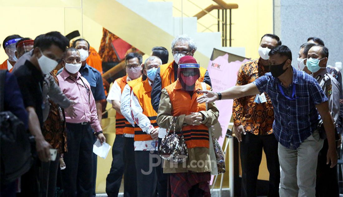 KPK merelease 11 tersangka dari anggota DPRD Sumatera Utara atas kasus dugaan suap periode 2009-2014 dan 2014-2019 dari Gubernur Sumatera Utara kala itu, Gatot Pujo Nugroho, Jakarta, Rabu (22/7). - JPNN.com