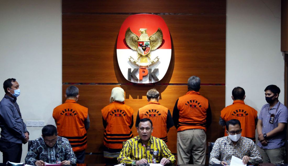 Ketua KPK Firli Bahuri saat mengumumkan penahanan 5 tersangka kasus dugaan suap terkait proyek fiktif di PT Waskita Karya (Persero) Tbk tahun 2009-2015, Jakarta, Kamis (23/7). KPK menahan FR, YAS, DSA, JS dan FU. - JPNN.com