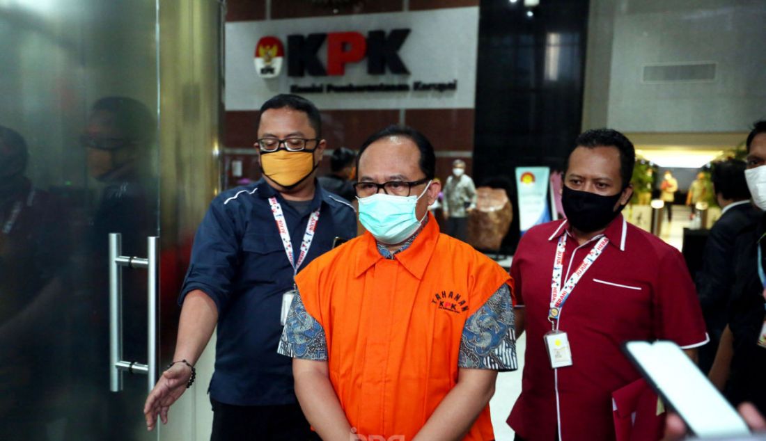 Ketua KPK Firli Bahuri saat mengumumkan penahanan 5 tersangka kasus dugaan suap terkait proyek fiktif di PT Waskita Karya (Persero) Tbk tahun 2009-2015, Jakarta, Kamis (23/7). KPK menahan FR, YAS, DSA, JS dan FU. - JPNN.com