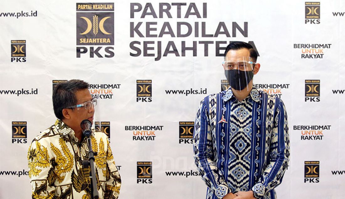 Presiden PKS Sohibul Iman dan Ketum Partai Demokrat Agus Harimurti Yudhoyono memberikan keteranagan pers usai melakukan pertemuan di Kantor DPP PKS, Jakarta, Jumat (24/7). Pertemuan tersebut membahas isu-isu kebangsaan hingga Pilkada 2020. - JPNN.com