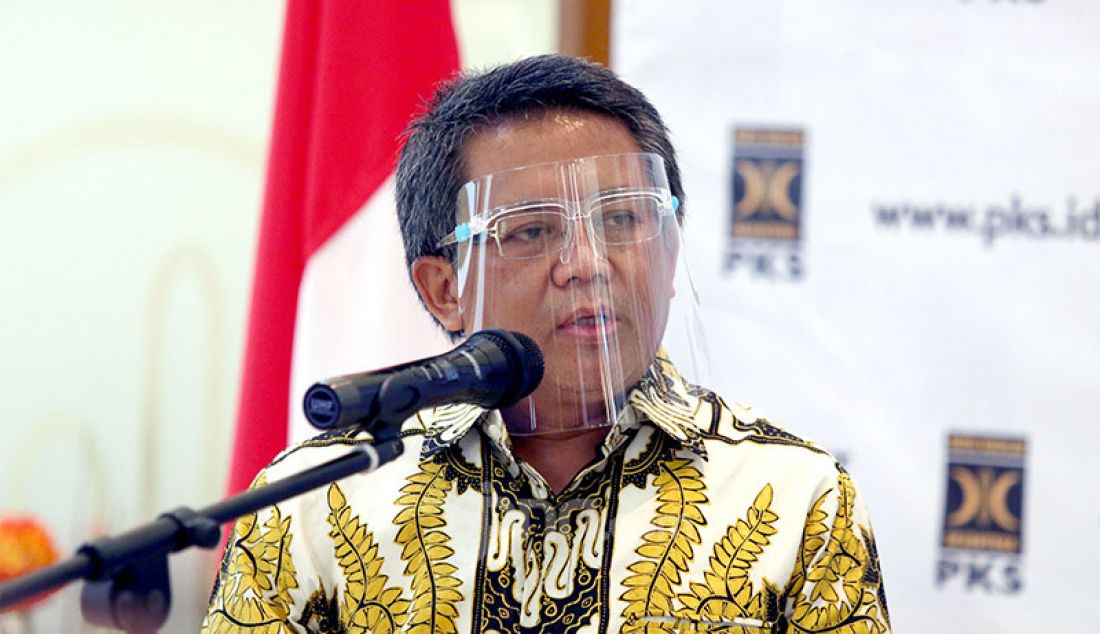 Presiden PKS Sohibul Iman memberikan keterangan pers usai melakukan pertemuan di Kantor DPP PKS, Jakarta, Jumat (24/7). Pertemuan tersebut membahas isu-isu kebangsaan hingga Pilkada 2020. - JPNN.com