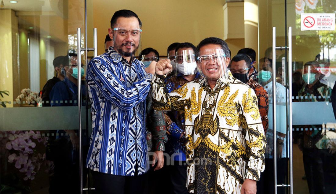 Presiden PKS Sohibul Iman dan Ketum Partai Demokrat Agus Harimurti Yudhoyono usai melakukan pertemuan di Kantor DPP PKS, Jakarta, Jumat (24/7). Pertemuan tersebut membahas isu-isu kebangsaan hingga Pilkada 2020. - JPNN.com
